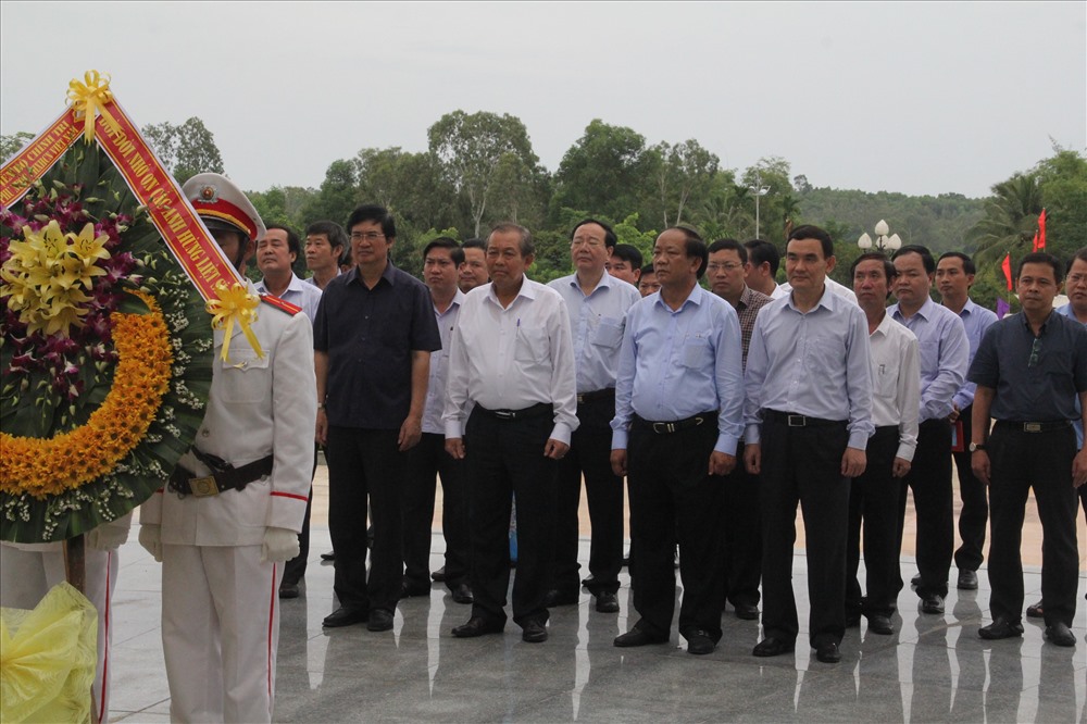 Phó Thủ tướng Trương Hòa Bình cùng đoàn công tác dâng hương, dâng hoa tại Tượng đài Mẹ Việt Nam anh hùng. Ảnh: Đ.V