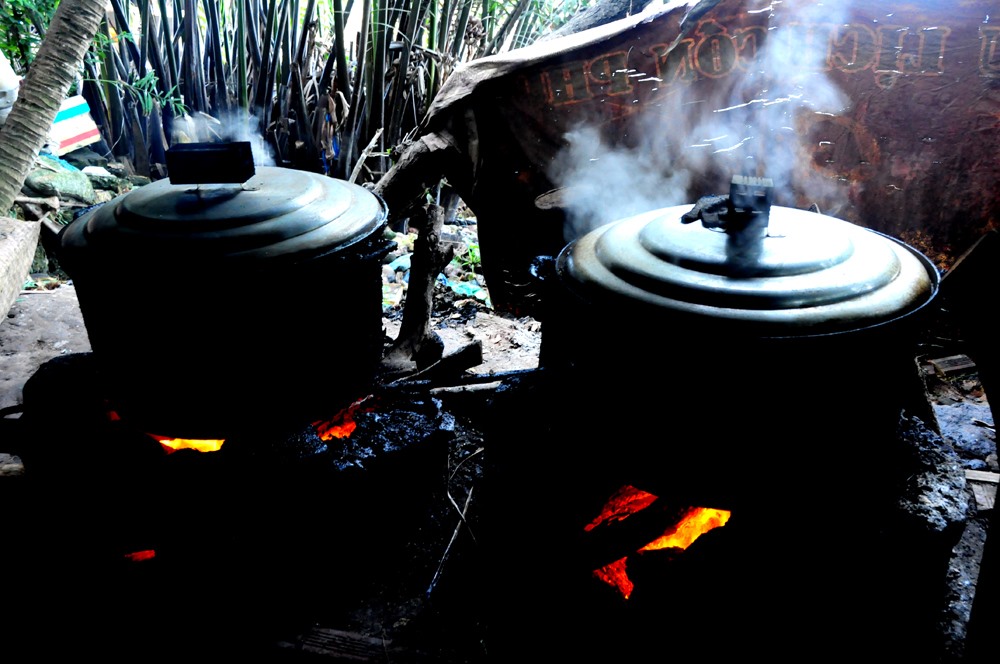 Bánh gói xong được cho vào nồi, đun bằng bếp củi hoặc gáo dừa. Việc nấu chín mất hơn một giờ đồng hồ. Chưa kịp mở nắp, chỉ cần đi qua nồi bánh đang nấu đã đủ ngửi được mùi thơm của lá dừa, của bếp và mùi nước cốt dừa. 