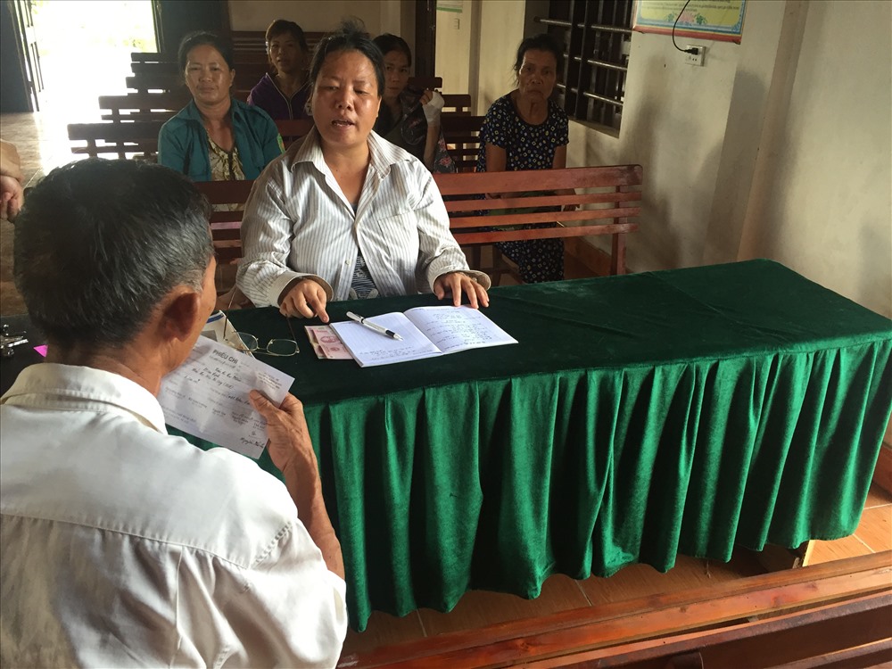 cán bộ thôn Kim Thịnh, xã Kim Lộc làm thủ tục hoàn trả các khoản thu sai cho người dân