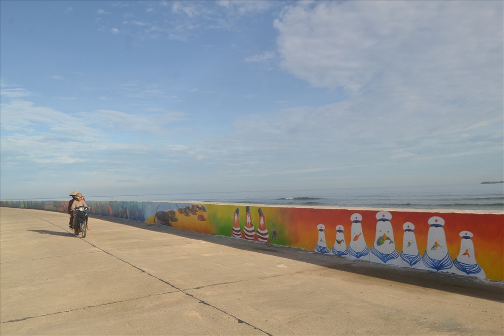 Để vẽ Đường bích họa dài 300 mét này các bạn sinh viên Đại học Bách khoa Đà Nẵng phải mất hơn 10 ngày lưu trú trên đảo.