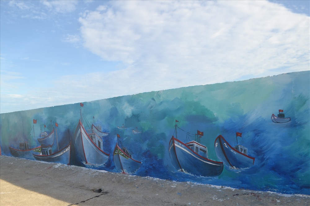 Một bức tranh khắc họa những chiếc thuyền vượt sóng ra khơi - như ý chí của ngư dân Lý Sơn quyết lòng bám biển Hoàng Sa - Trường Sa.