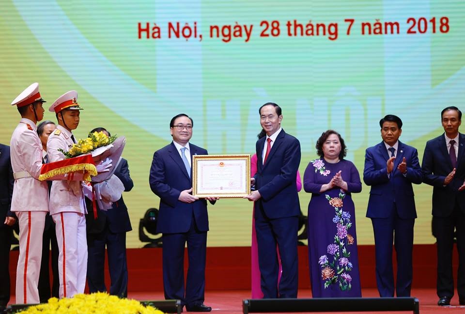 Chủ tịch Nước Trần Đại Quang trao Huân chương Lao động Hạng Nhất cho thành phố Hà Nội.