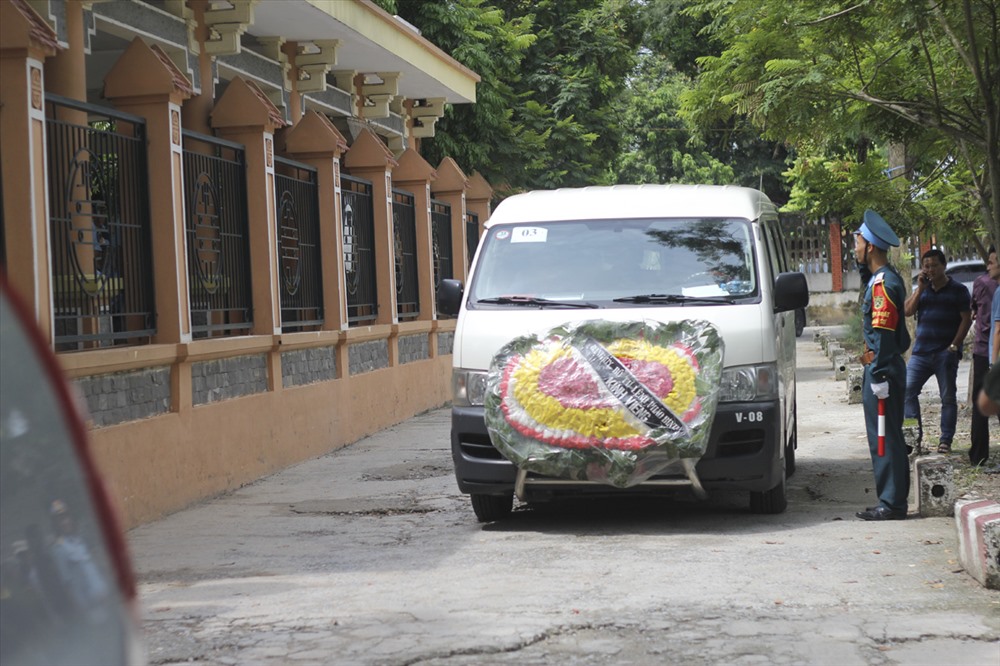 Chiếc xe tang lễ mang thi hài của 2 sĩ quan phi công hy sinh trong quá trình huấn luyện bay về tới Hà Nội.