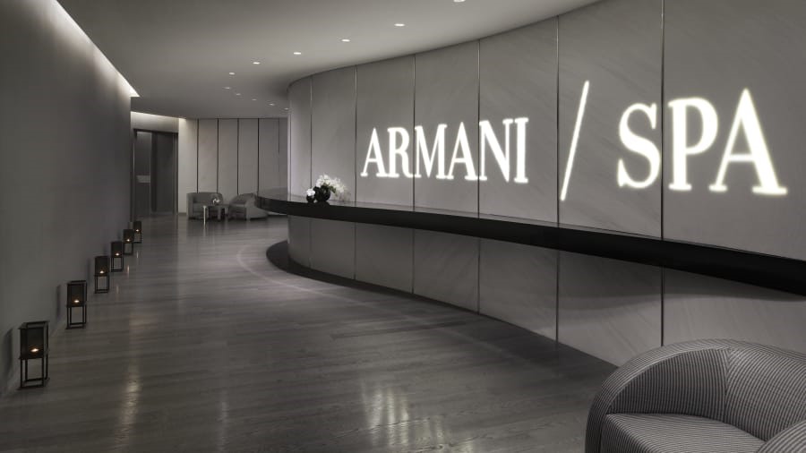 Đây là khách sạn đầu tiên trên thế giới được thiết kế bởi huyền thoại thời trang Italia Giorgio Armani. Ảnh: CNN Travel
