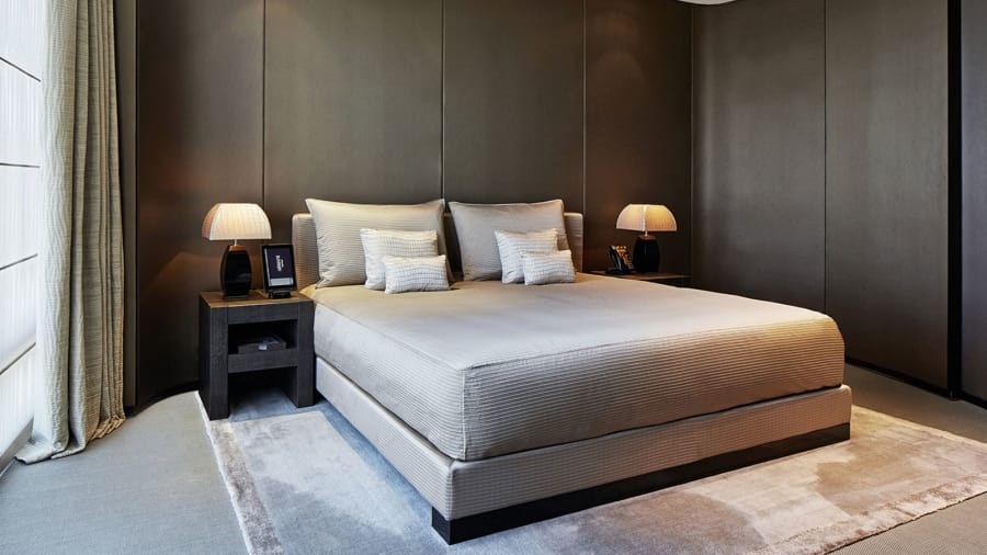 Armani có phong cách tối giản đặc trưng với nội thất màu xám nhạt, vải sang trọng và sàn gỗ Nhật Bản. Ảnh: CNN Travel