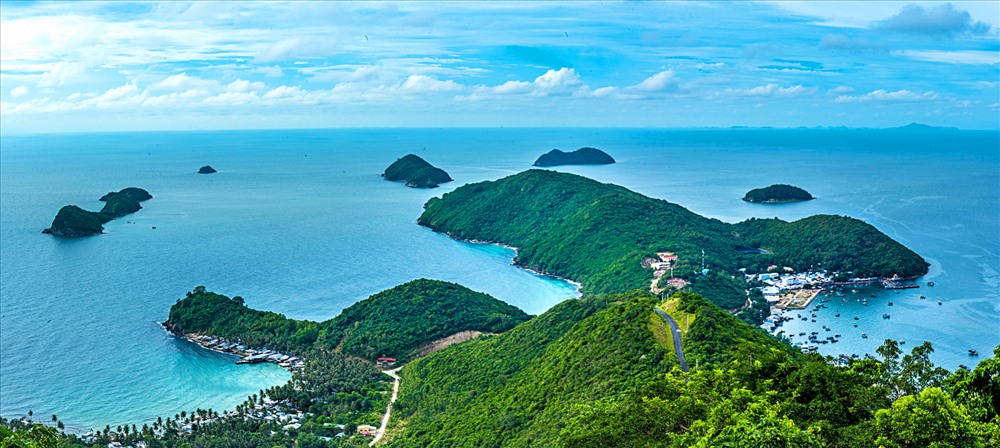 Một góc hòn Củ Tron, xa xa là 3 hòn Nồm. Ảnh: Nguyễn Thái Khanh.
