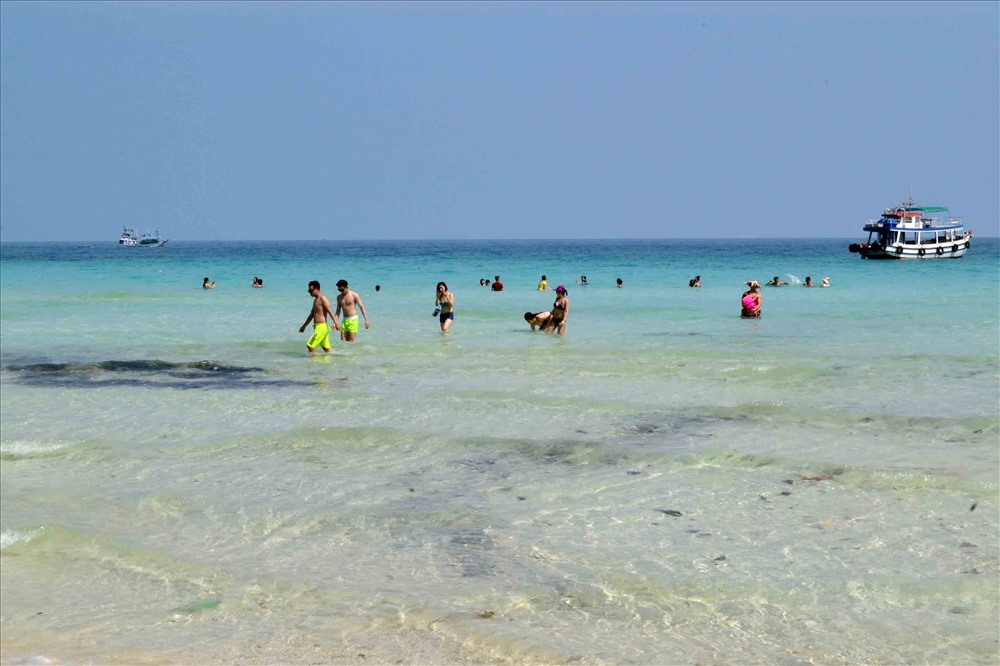 Biển xanh, cát trắng, nắng vàng... đã tạo cho bãi biển Hòn Mấu sức cuốn hút mạnh. Ảnh: Lục Tùng.