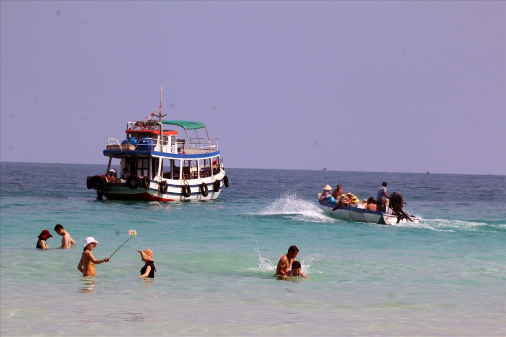 Bên cạnh đó, người dân địa phương cũng đã đầu tư phương tiện phục vụ du lịch. Ảnh: Lục Tùng.