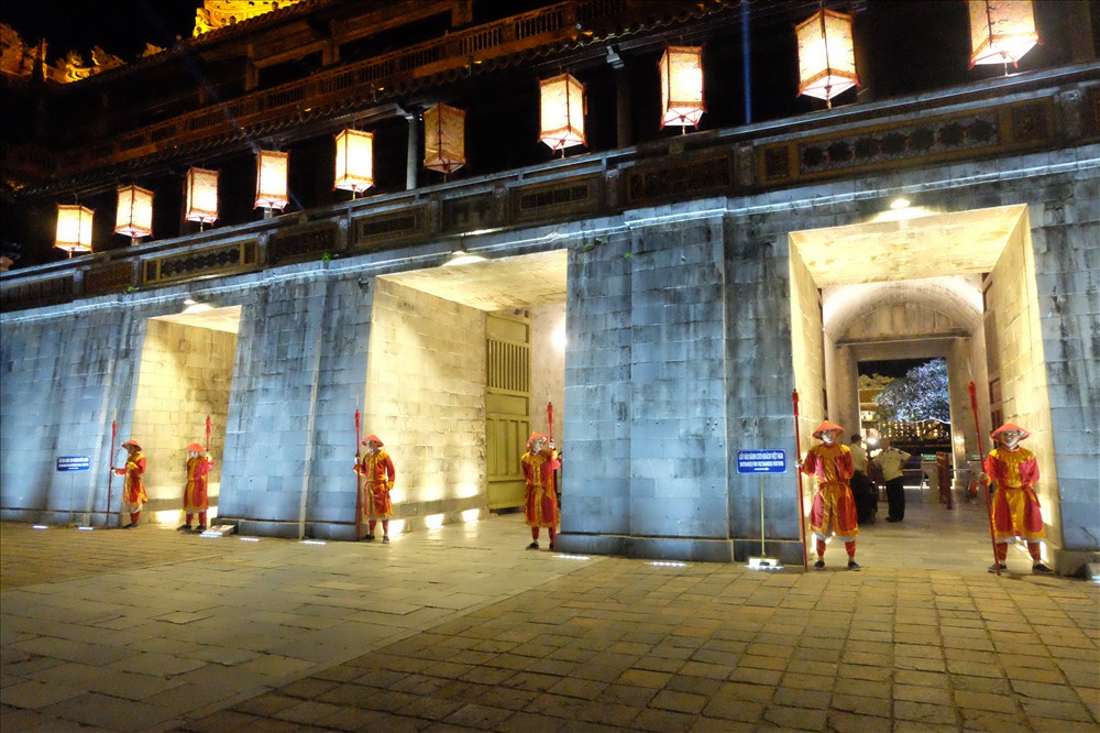 Du khách đến tham quan Đại Nội, ngoài việc được chiêm ngưỡng vẻ đồ sộ của thành trì cố đô, còn được chứng kiến tái hiện một đám rước nhỏ gồm quan và lính ngự đi từ cửa Hiển Nhơn ra cửa Ngọ Môn, thực hiện nghi thức đổi gác. Hoạt động văn hóa này được duy trì từ 19 giờ đến 20 giờ hằng ngày.