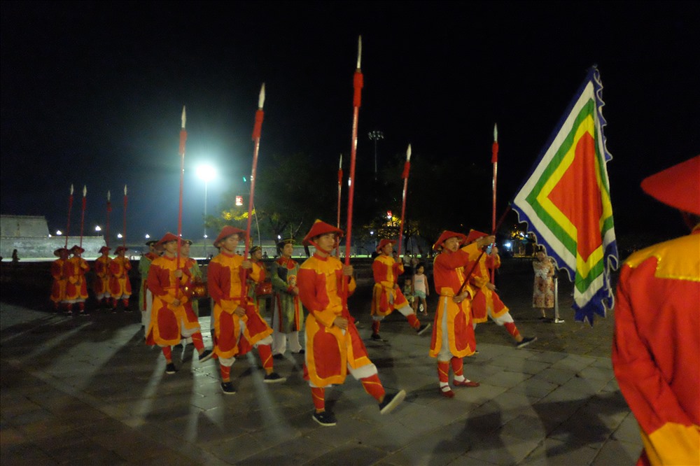 Lính đi vào đổi gác