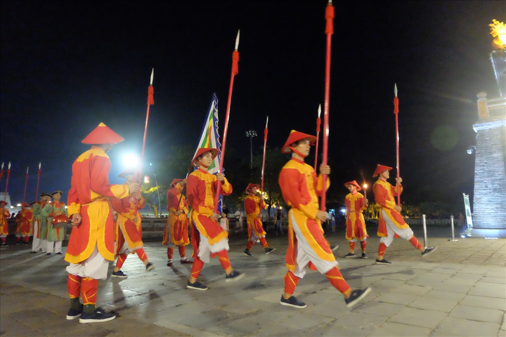 Lính đi vào đổi gác