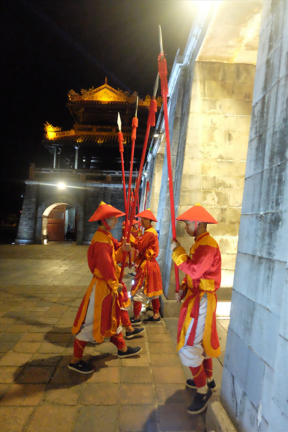 Thực hiện nghi thức đổi gác