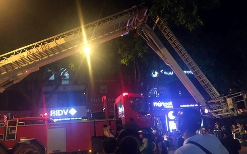 Xe cứu hỏa được điều động đến hiện trường để dập lửa. 