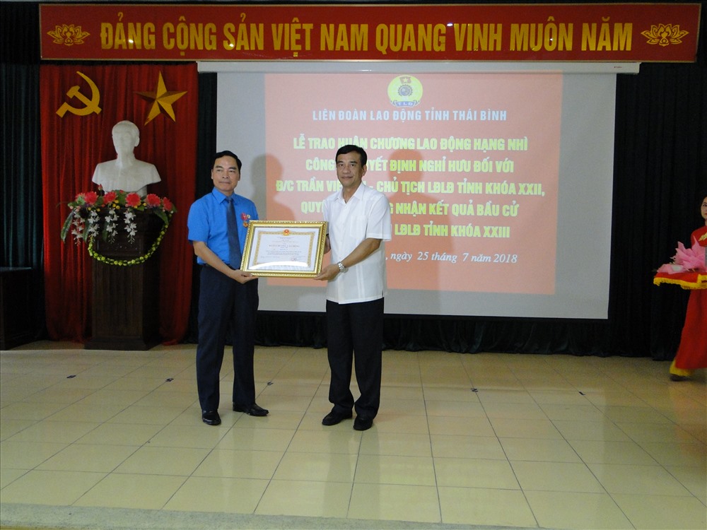 Phó Bí thư Thường trực tỉnh Thái Bình Đặng Trọng Thăng (phải) tặng Huân chương lao động cho nguyên Chủ tịch LĐLĐ tỉnh Thái Bình Nguyễn Văn An.
