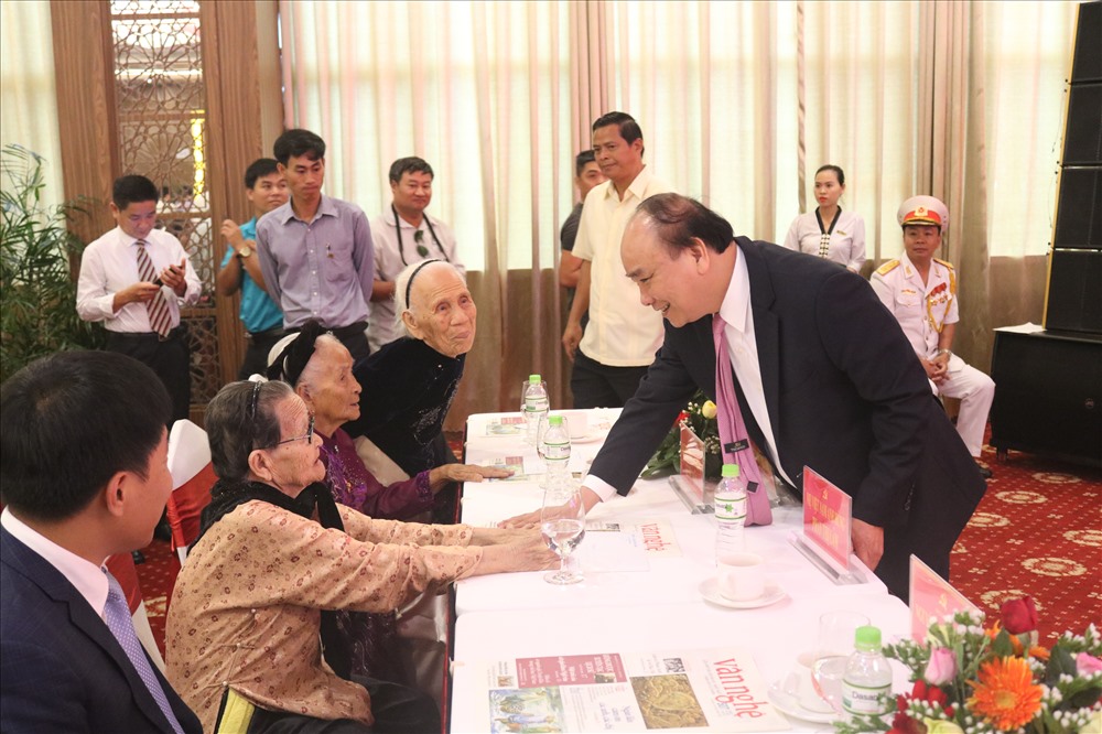 Thủ tướng Nguyễn Xuân Phúc hỏi thăm sức khỏe các Mẹ Việt Nam Anh hùng. Ảnh: Đ.V