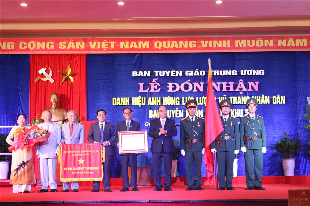 Thủ tướng Chính phủ Nguyễn Xuân Phúc thay mặt cho Đảng, Nhà nước trao tặng danh hiệu Anh hùng Lực lượng Vũ trang Nhân dân cho Khu Ủy Khu V. Ảnh: Đ.V
