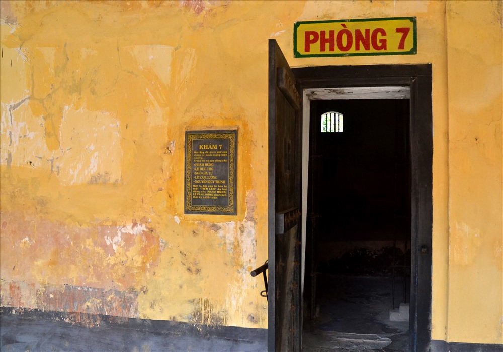 Bên ngoài một phòng giam. Ảnh: Lục Tùng.