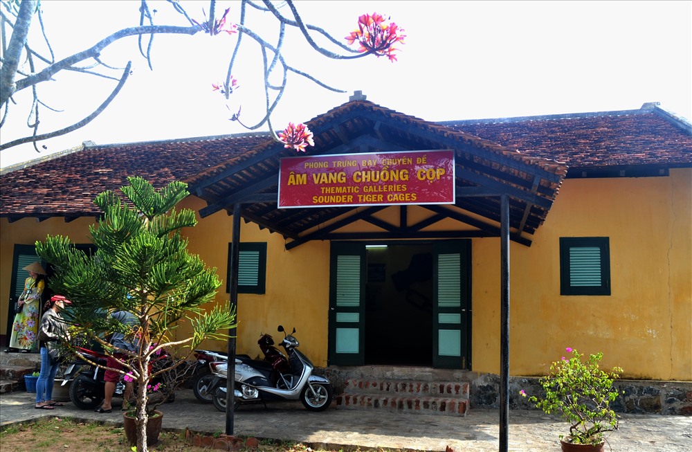 “Âm vang chuồng cọp“- nơi trưng bày chuyên đề về những hình thức tra tấn dã man của chế độ nhà tù “Địa ngục trần gian“. Ảnh: Lục Tùng.