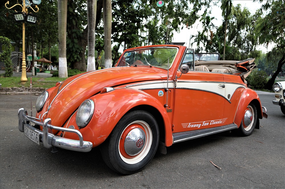 Ngoài những siêu xe vang bóng một thời, du khách có thể thấy lại những chiếc Volkswagen Beetle từng một thời xuất hiện trên phố Sài Gòn. Ảnh: Trường Sơn