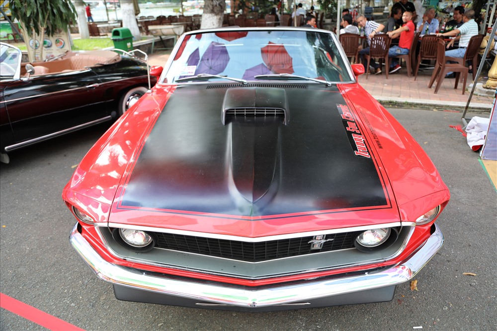 Ấn tượng nhất trong dàn ô tô cổ trưng bày trong ngày hội này có lẽ là chiếc Ford Mustang 1969 màu đỏ. Dòng xe này được sản xuất đầu tiên vào những năm cuối thập niên 1960 , sau đó xuất hiện nhiều phiên bản khác nhau. Với động cơ công suất lớn, Ford Mustang nổi danh là một siêu xe với đường nét thiết kế mạnh mẽ với những đường gân chạy dọc thân xe, nội thất bọc da, một số chi tiết mạ Crom sáng loáng. Ảnh: Trường Sơn
