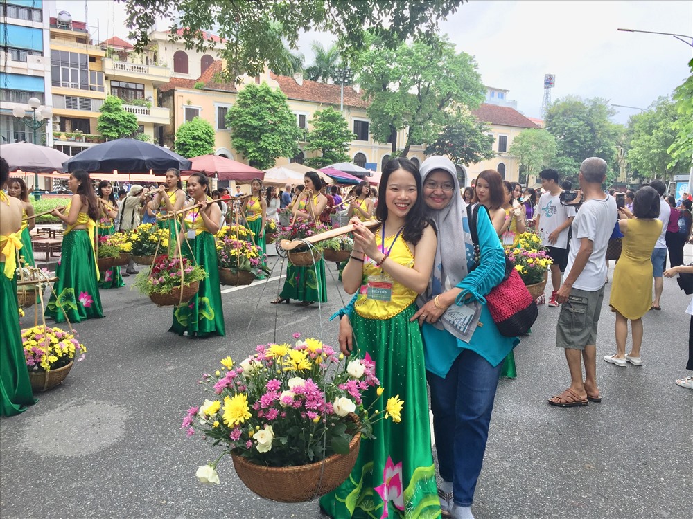 Du khách nước ngoài rất thích thú với lễ hội đường phố ở Việt Nam.