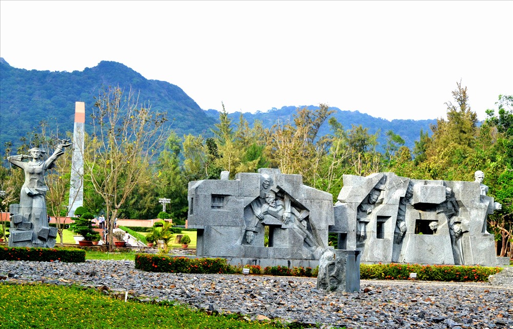 Phù điêu tại Nghĩa trang Hàng Dương. Ảnh: Lục Tùng