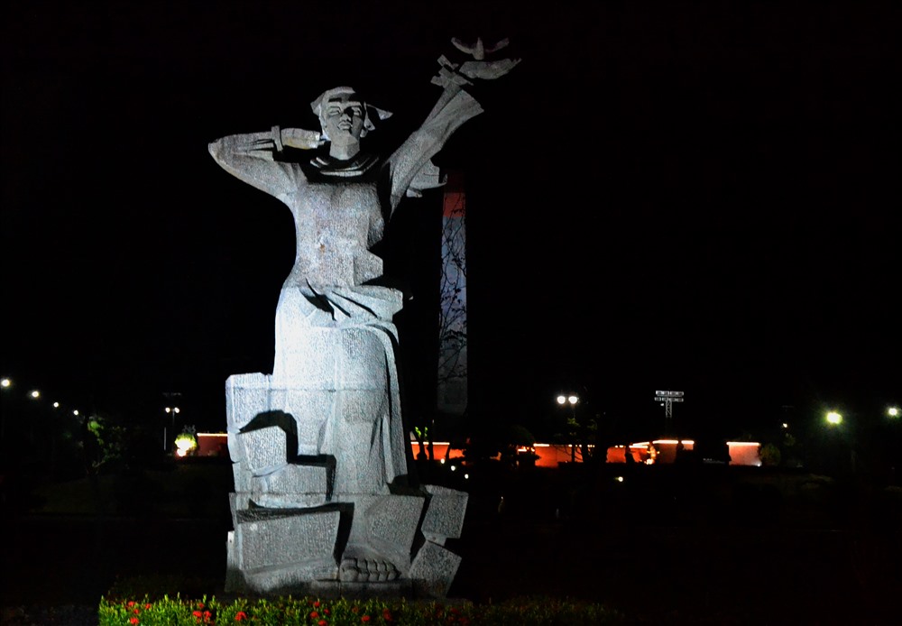 Nghĩa trang Hàng Dương lúc đêm về. Ảnh: Lục Tùng.