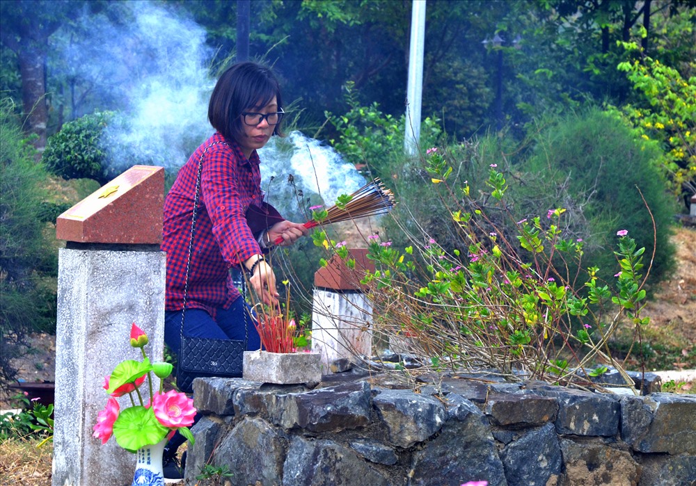Bất cứ du khách nào đến đây cũng đều thành kính dâng hương lên nơi an nghỉ của các chiến sĩ tù đày. Ảnh: Lục Tùng