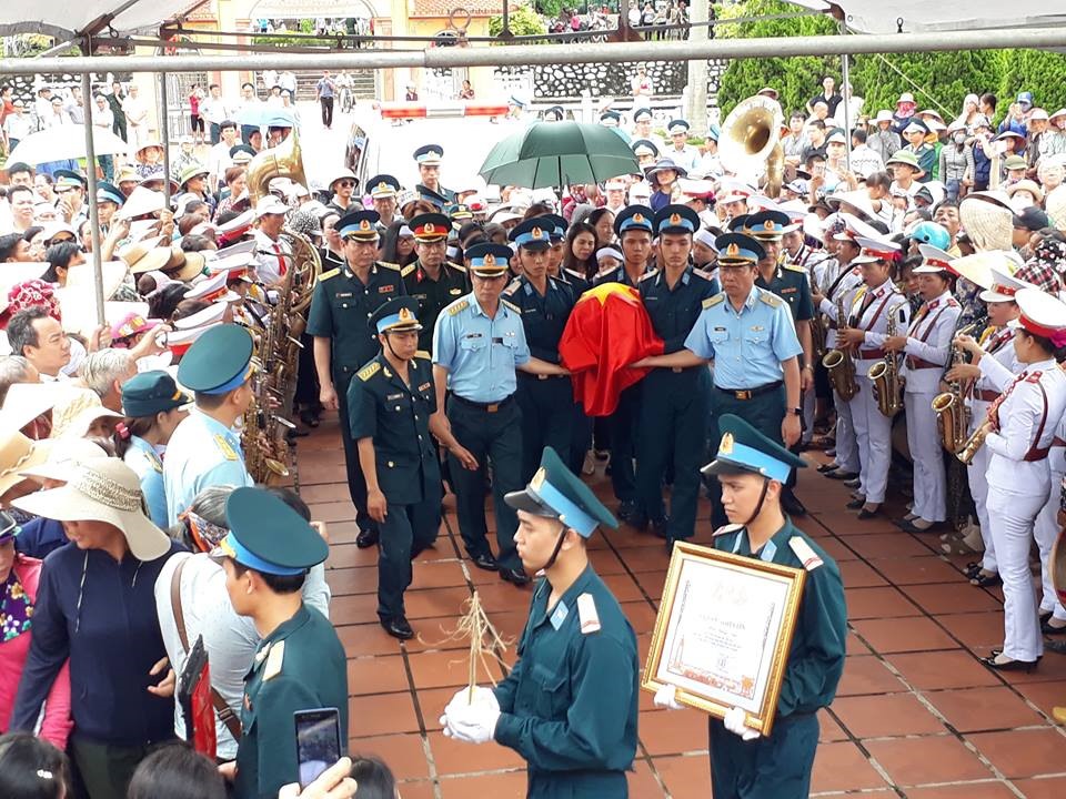 Đến 14h30, linh cữu Đại tá Nam đã được đưa về đến nghĩa trang liệt sỹ huyện Thái Thụy.