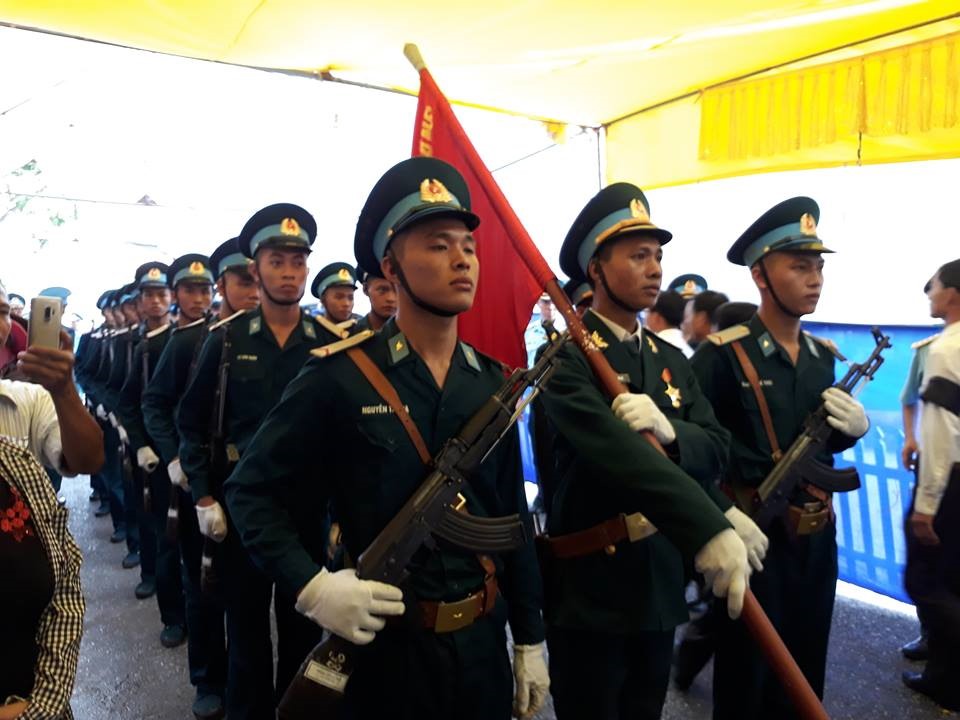 14h chiều nay, lễ truy điệu, an táng liệt sỹ Đại tá Phạm Giang Nam được cử hành trọng thể, hàng dòng người lặng lẽ nối đuôi nhau tiễn biệt người con quê lúa Thái Bình. 