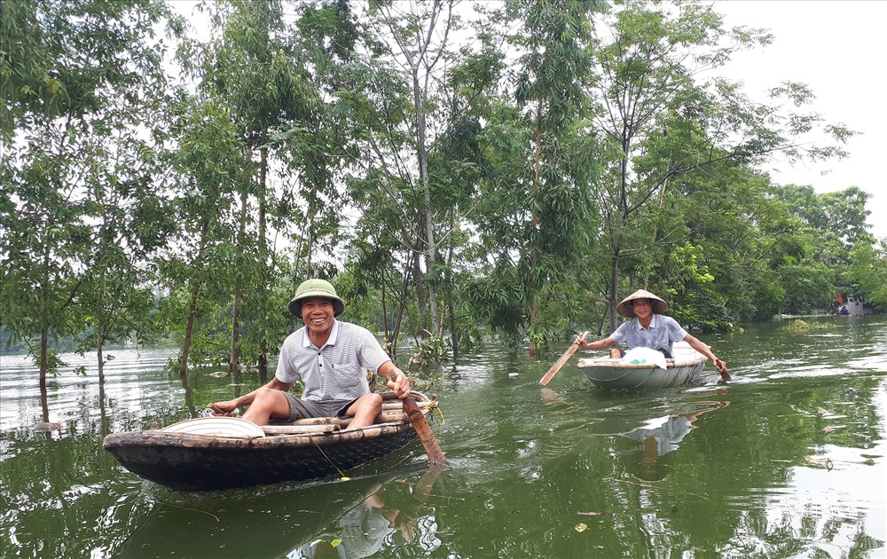 Hơn 1 tuần nay, hàng trăm hộ dân tại xã Nam Phương Tiến phải dùng thuyền để di chuyển khi ra khỏi nhà.