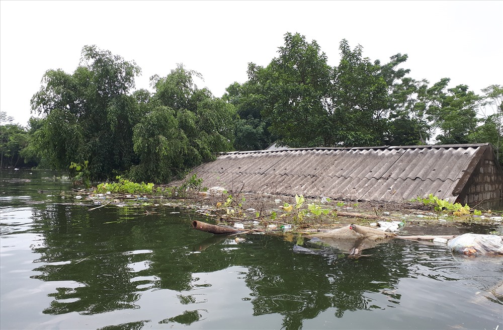 Sau hơn 1 tuần, hiện tại mực nút dâng lên vẫn khá cao. Nhiều nơi trong thôn Nam Hài (xã Nam Phương Tiến), mực nước lên tới gần 3m, ngập hết cả nhà nhiều hộ dân.