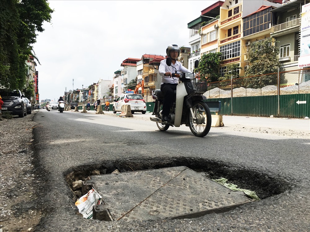 Mặt đường bị hư hỏng trong quá trình thi công, nhiều vị trí cống lõm sâu hoặc nhô lên cao