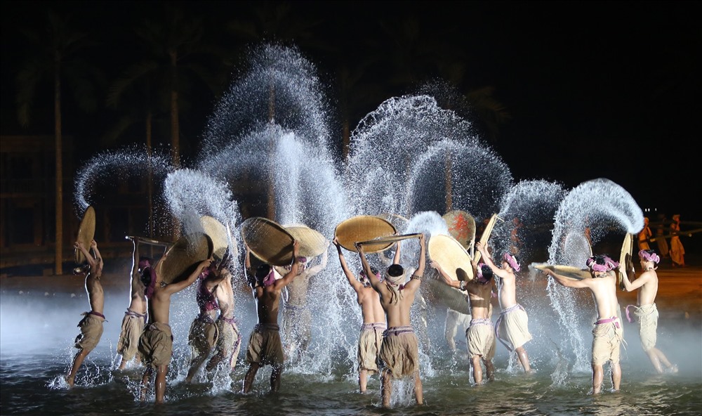 Có một lượng lớn lao động địa phương tham gia vào khối vận hành của “Ký ức Hội An“.
