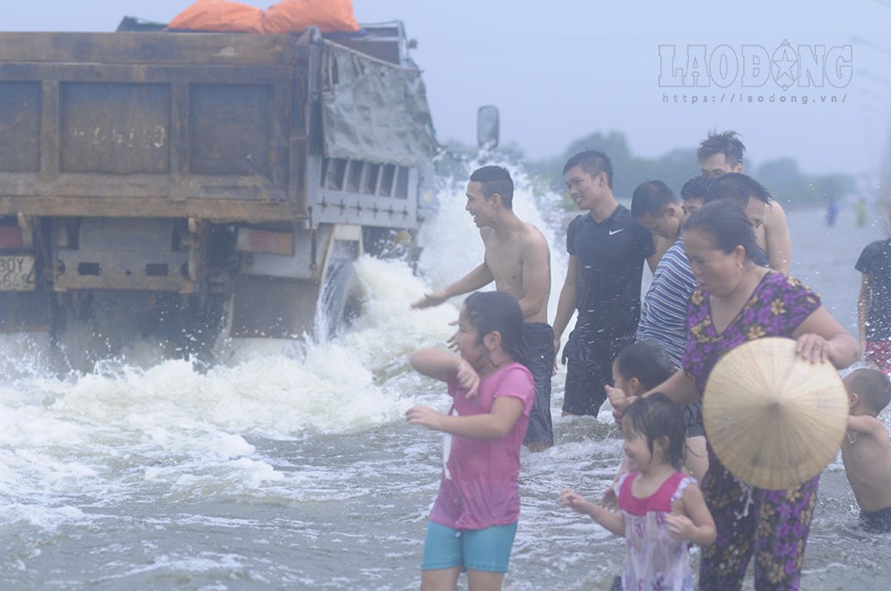 Tuy nhiên, trước tình trạng đường ngập, nhiều người dân tại thôn Cấn Thượng, xã Cấn Hữu vẫn đưa trẻ em tới khu vực này vui đùa, bơi lội.