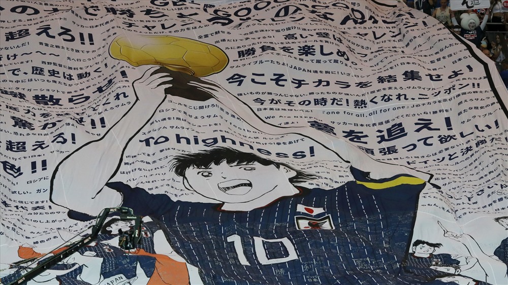 Trong trận đấu giữa ĐT Nhật Bản và tuyển Bỉ ở vòng 1/8, CĐV đến từ đất nước Mặt trời mọc đã  mang poster khổng lồ Tsubasa đến Rostov để tiếp sức cho các “Samurai xanh”. Ảnh: FIFA