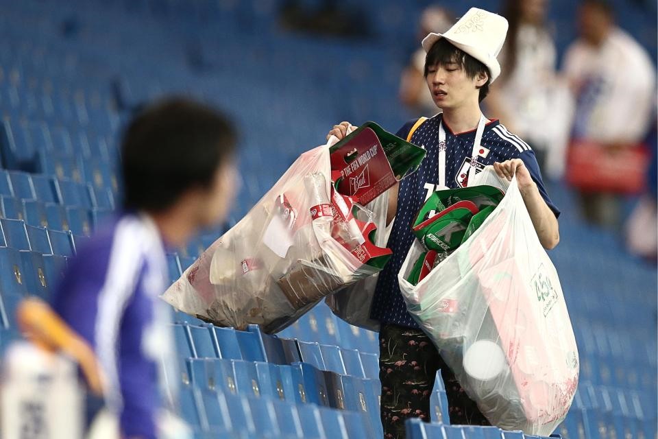 Những CĐV Nhật Bản đã vượt qua nỗi buồn để tiếp tục dọn rác là điều rất đáng khen. Ảnh: The Sun