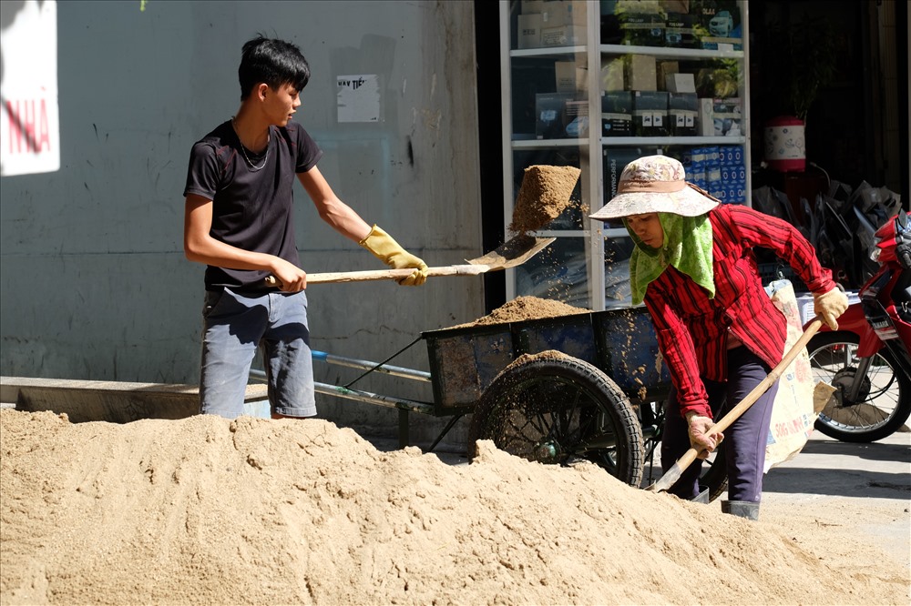 Các công nhân xây dựng làm việc giữa trời cái nắng oi bức của miền Trung 