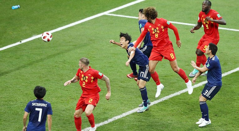 Pha bóng gỡ hòa 2- 2 của đội Bỉ.
