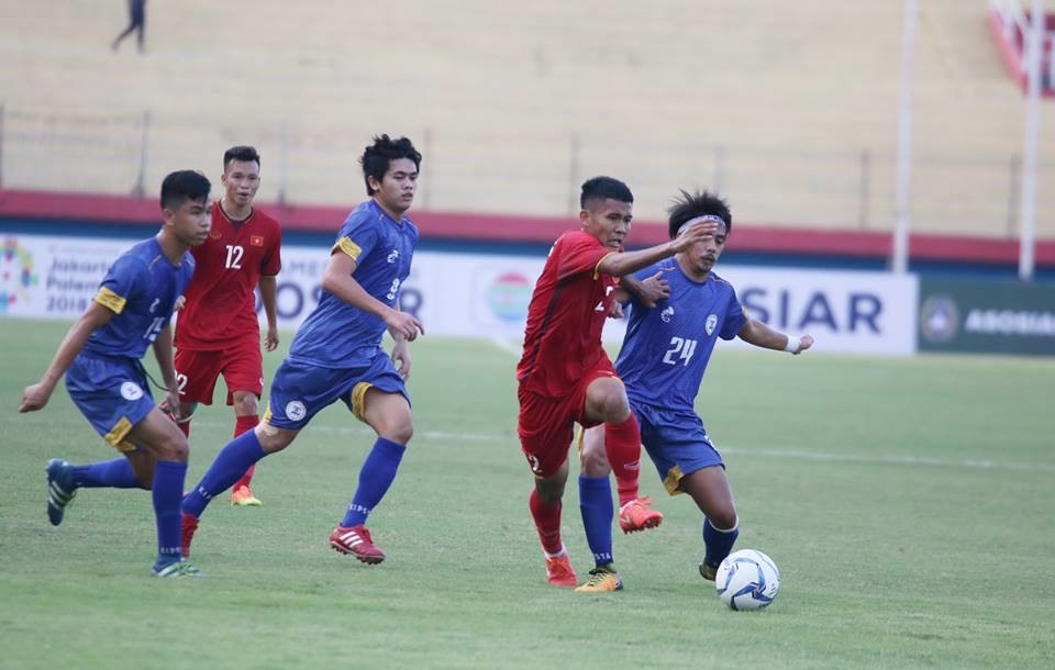 Đánh bại Philippines với tỉ số 5-0, U19 Việt Nam vươn lên giành ngôi đầu bảng A. 