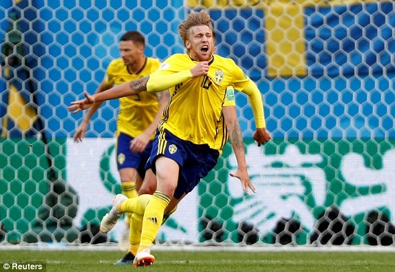 “Thần may mắn” đã mỉm cười với Forsberg trong bàn thắng duy nhất anh ghi được trong trận đấu này. Ảnh: Reuters