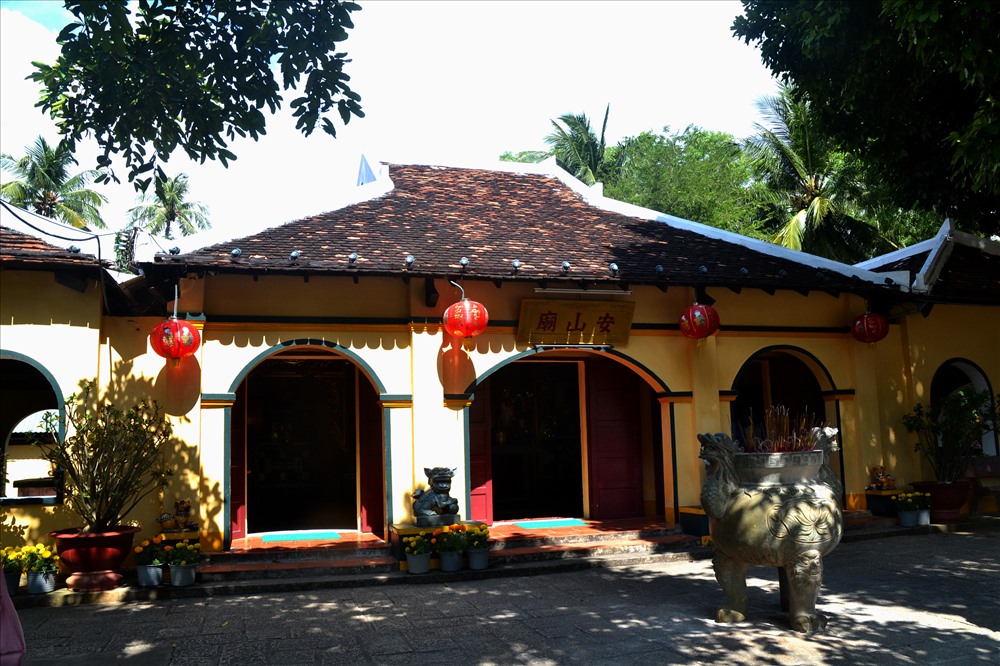 Ngôi miếu có mái ngói màu rêu phong. Ảnh: Lục Tùng.
