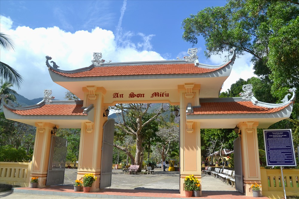 Miếu An Sơn nhìn từ bên ngoài. Ảnh: Lục Tùng
