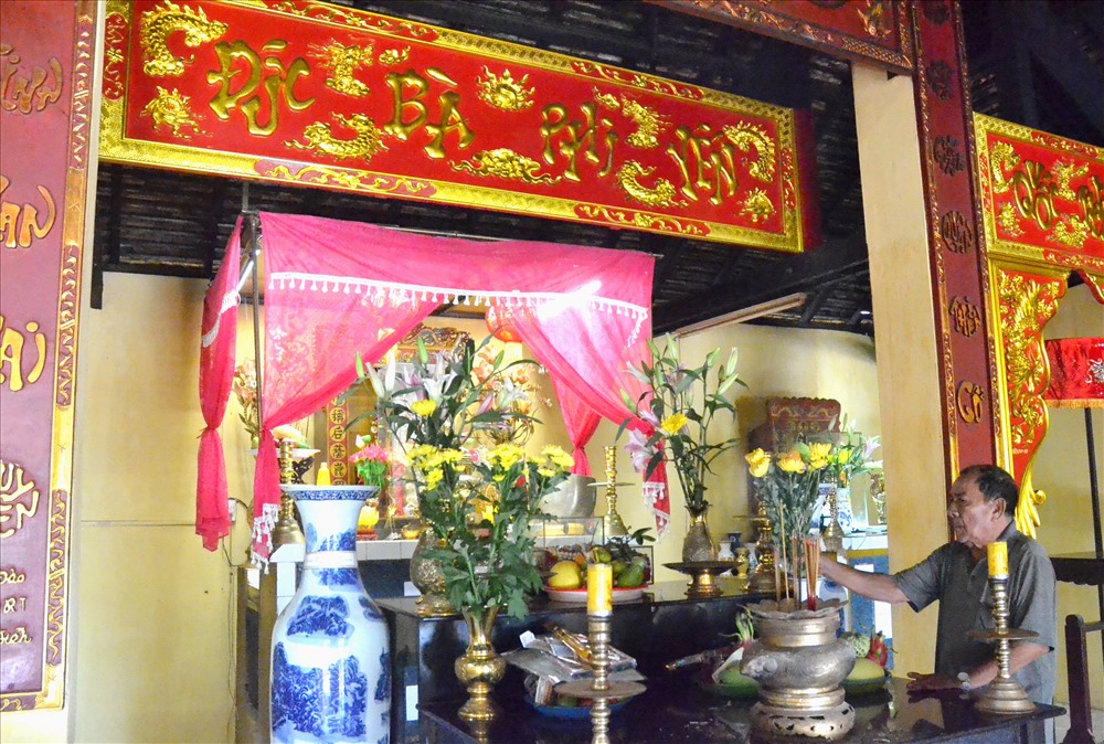 Bên trong miếu thờ bà Phi Yến ở vị trí trung tâm. Ảnh: Lục Tùng