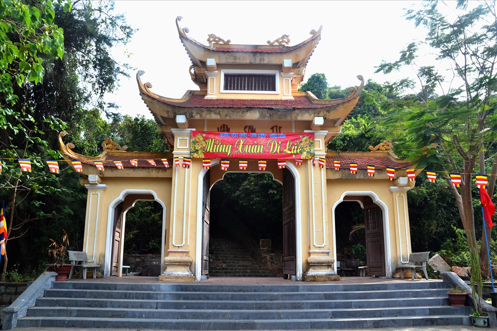 Phía sau cổng tam quan này là con đường xuyên qua “diệp đạo” dẫn lên chùa. Ảnh: Lục Tùng