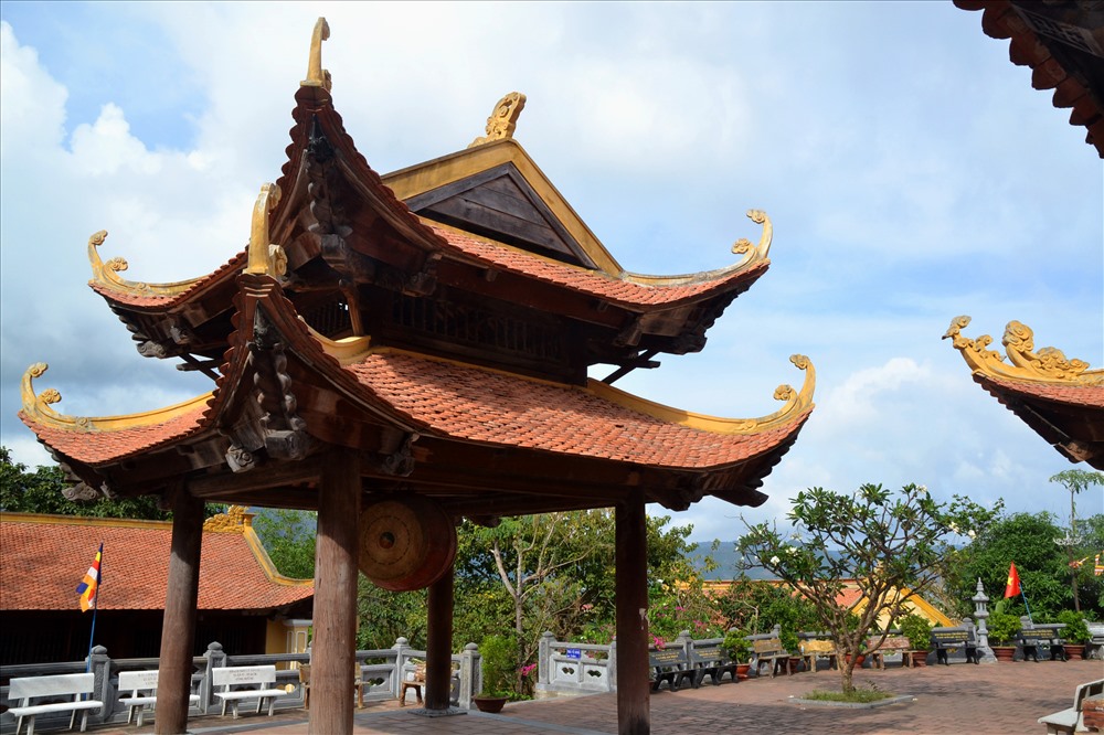 Lầu trống của ngôi chùa. Ảnh: Lục Tùng