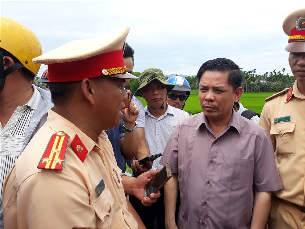 Bộ trưởng Bộ GTVT Nguyễn Văn Thể đến hiện trường vụ tai nạn thảm khốc tại Quảng Nam 