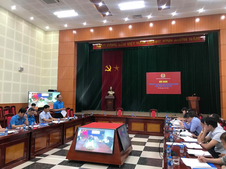 Ông Nguyễn Văn Toản, Phó Trưởng ban phụ trách Ban Chính sách Kinh tế xã hội và Thi đua khen thưởng (Tổng LĐLĐVN) phát biểu tại Hội nghị. 