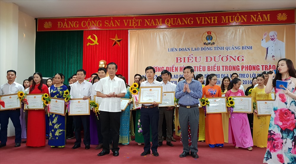 Lãnh đạo Tỉnh ủy và UBND tỉnh Quảng Bình tặng Bằng khen cho các cá nhân tiêu biểu. Ảnh: Lê Phi Long