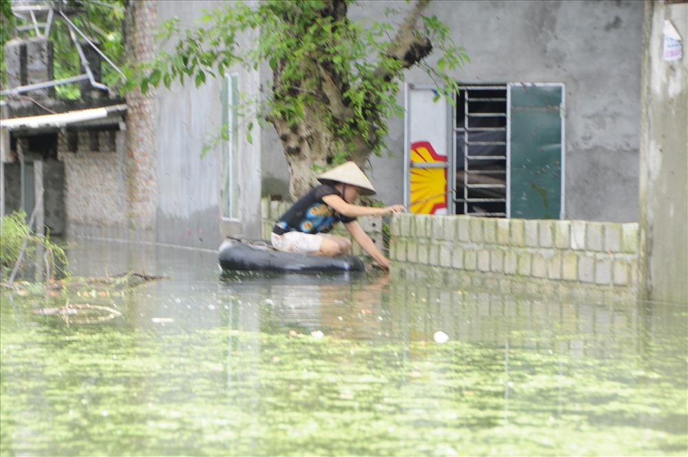 Tình trạng ngập lụt tại xã Nam Phương Tiến, huyện Chương Mỹ, Hà Nội